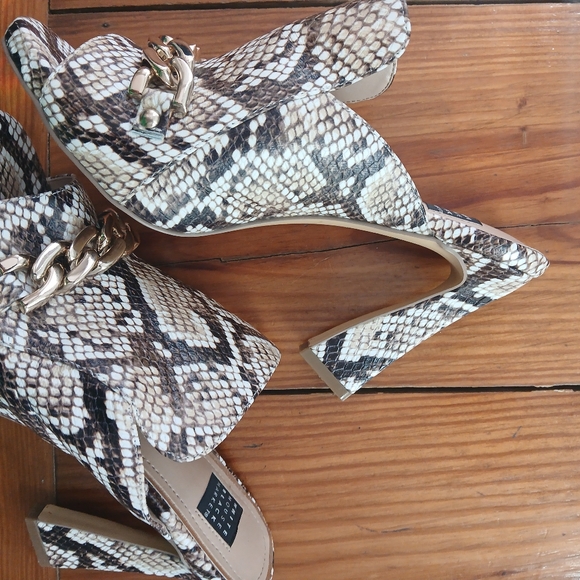 White House Black Market White Brown W/ Gold Chain Snakeskin Mule Heels Sz 6.5 - Picture 15 of 16